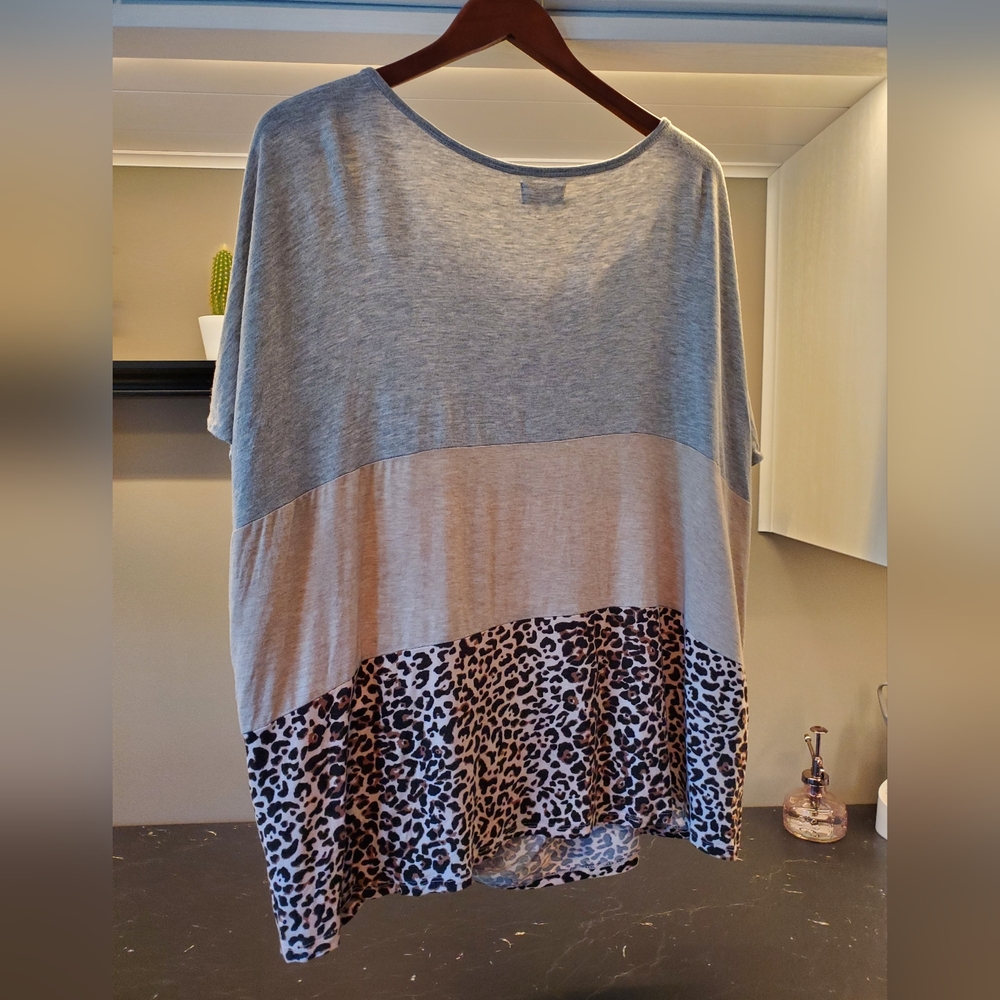 Maurices 2X Plus Size Women's 24/7 Knot Hem Shirt - Picture 2 of 4